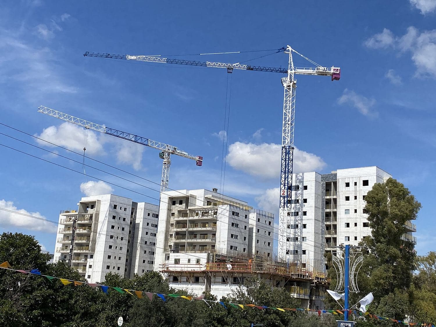 בנייני מגורים חדשים ומנופים באתר בנייה
