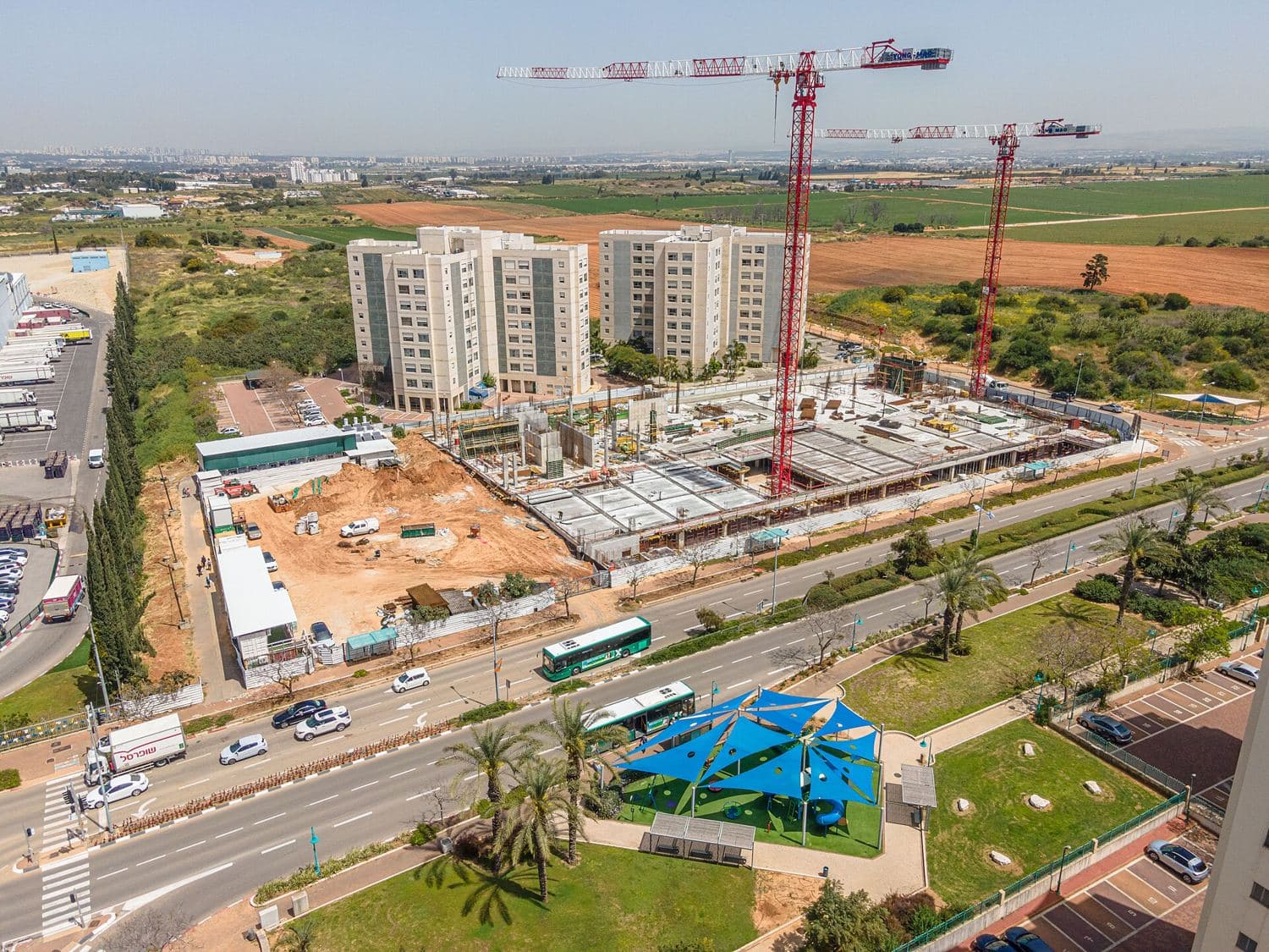 אתר בנייה ובנייני מגורים לצד גינה ציבורית