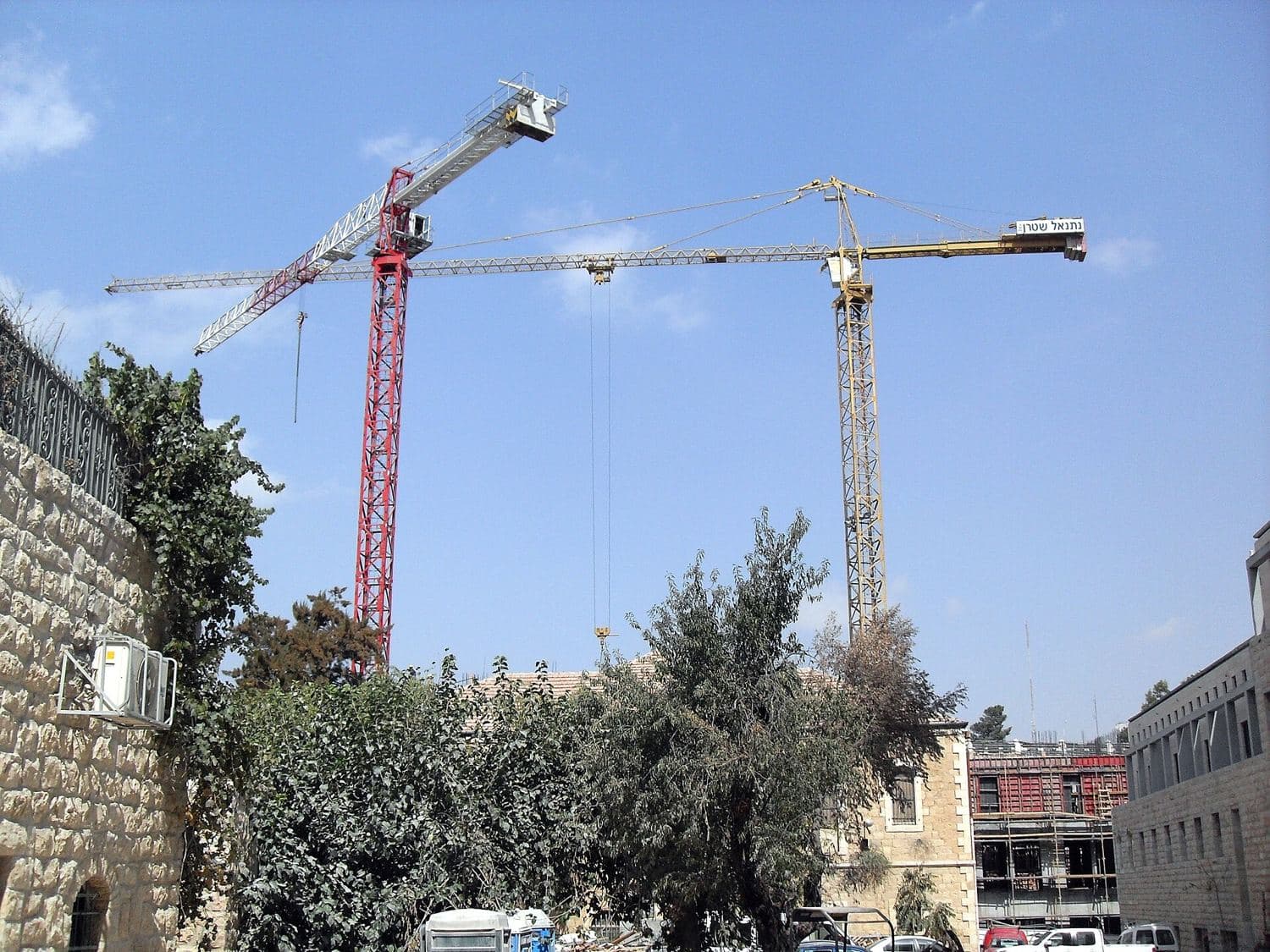 מנופי בנייה סמוך לחומת אבן בירושלים