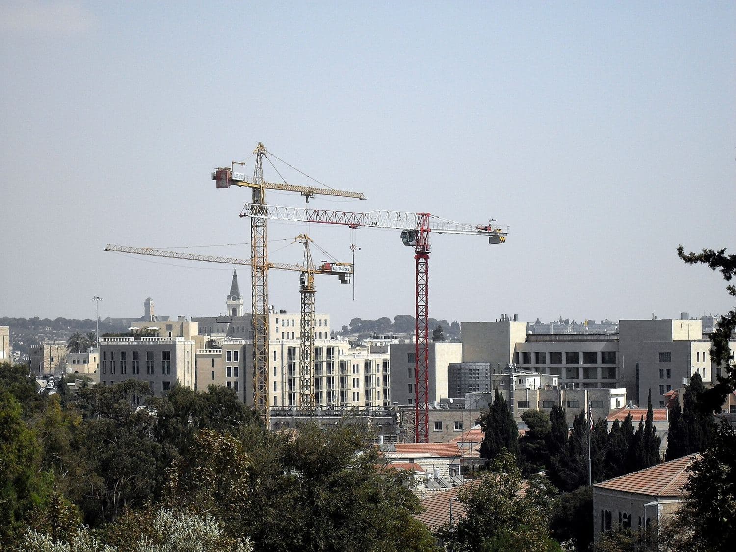 שלושה מנופי בנייה בירושלים