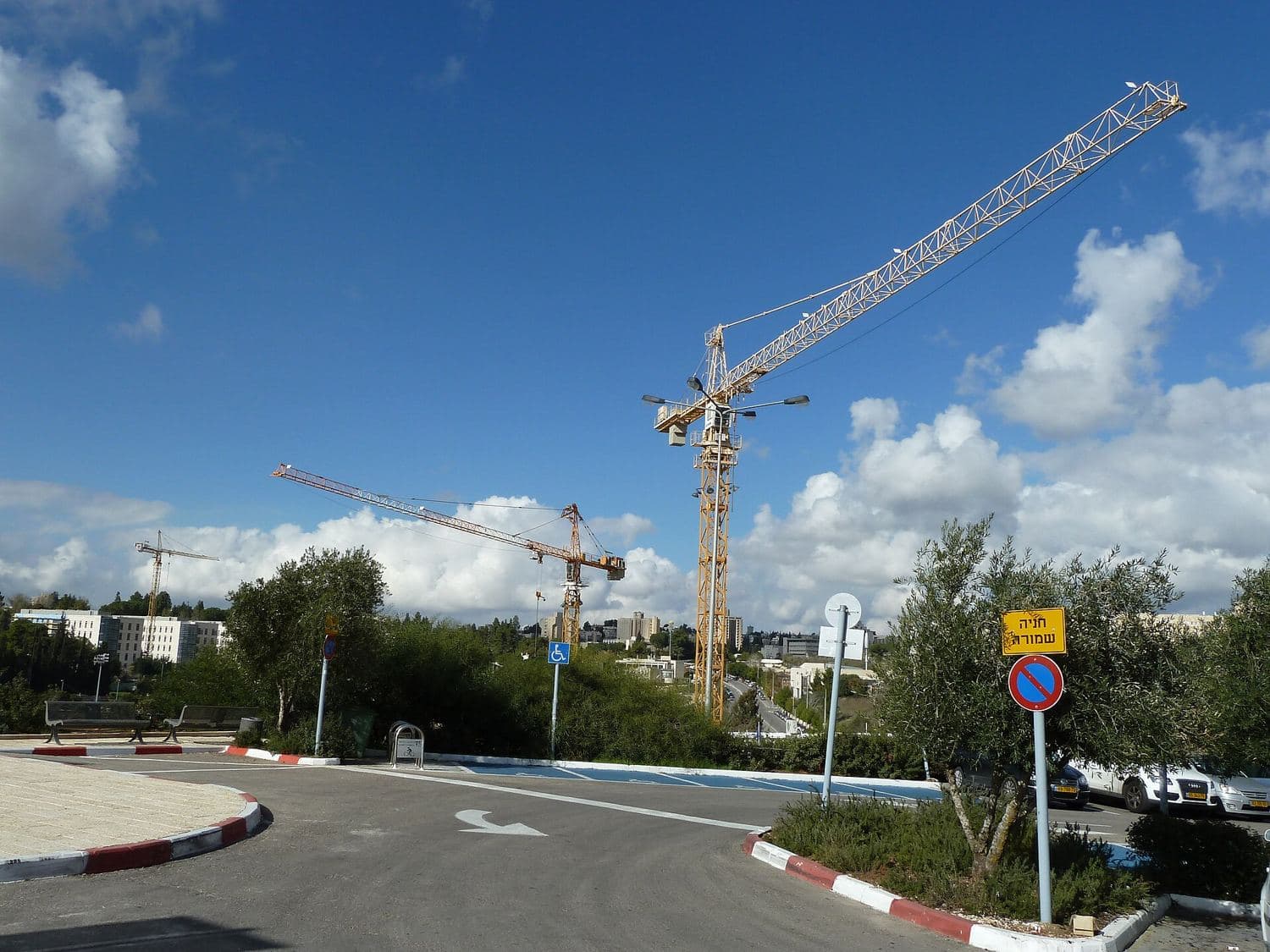 מנוף בנייה לצד כביש