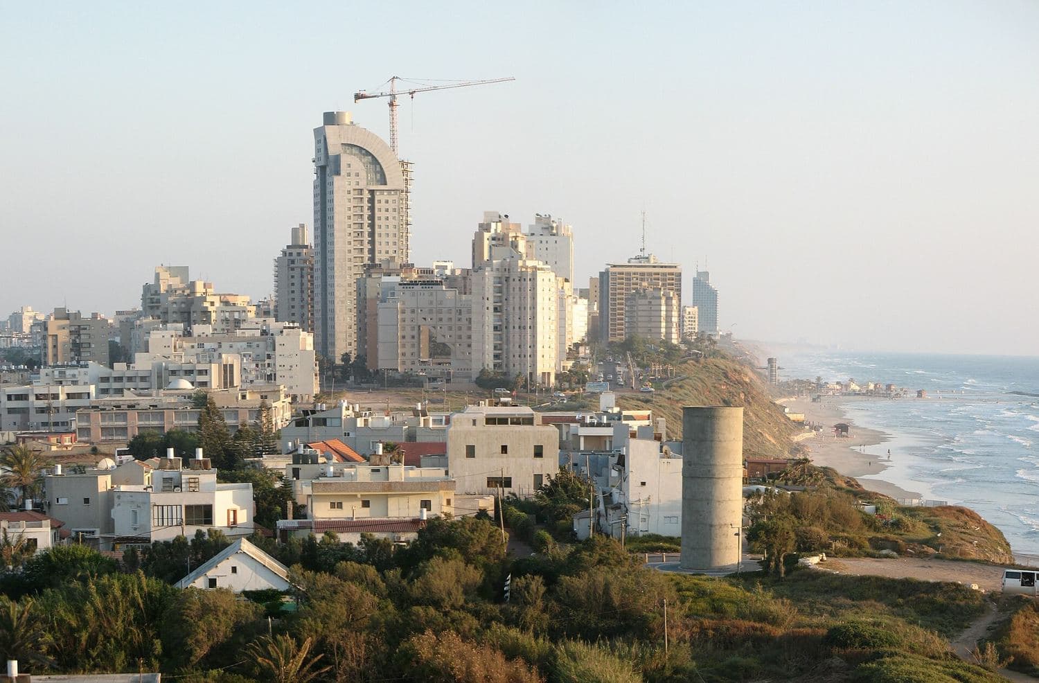 קו החוף והמגדלים של נתניה