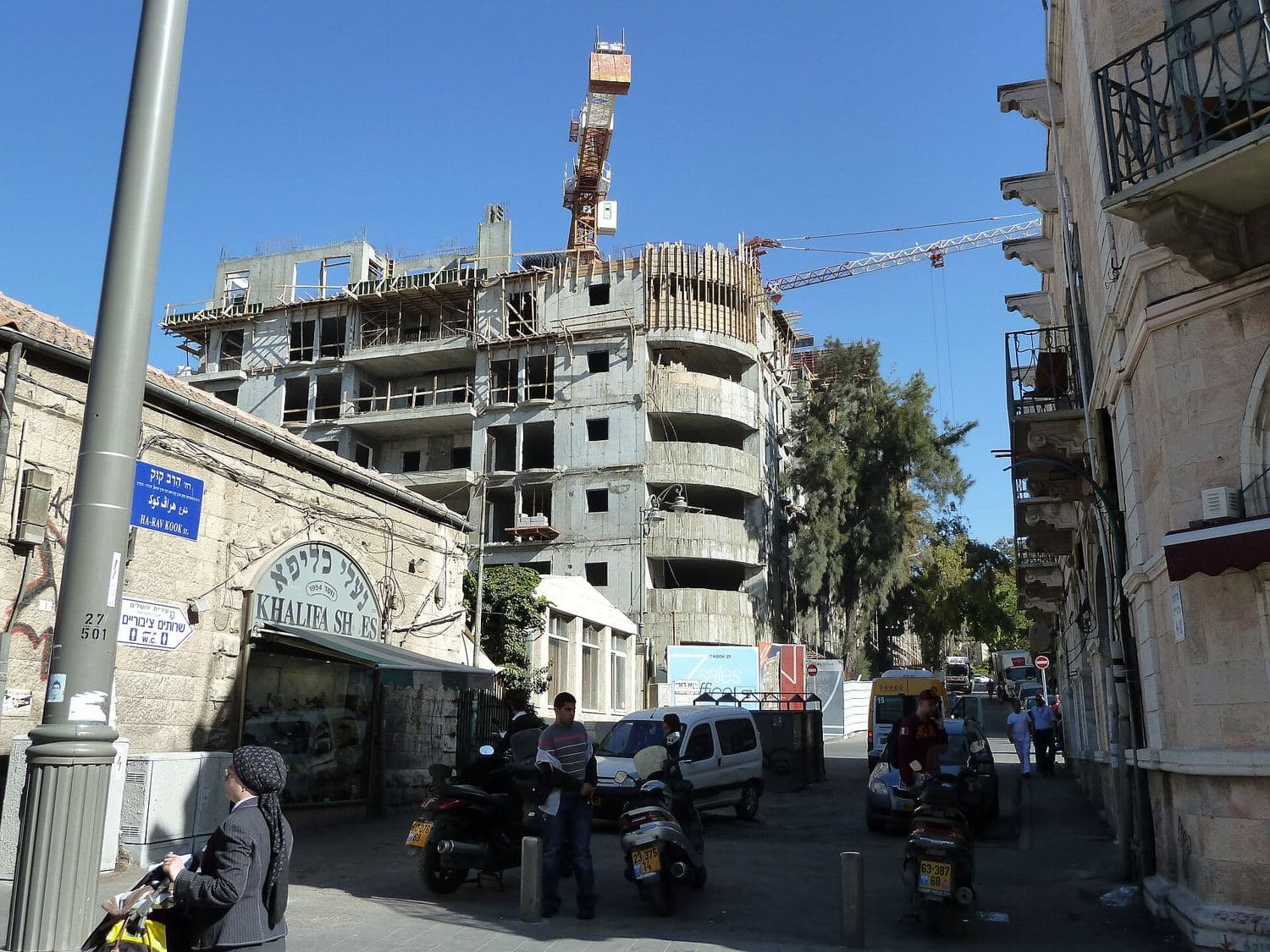 בניין בבנייה ברחוב הרב קוק בירושלים