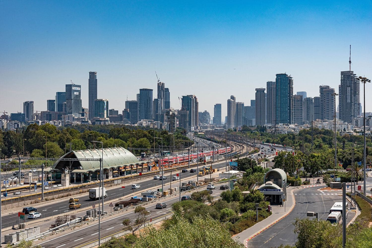 קו הרקיע של תל אביב ותחנת הרכבת, ביום